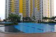 สระว่ายน้ำ Comfortable 2BR Springlake Summarecon Apartment