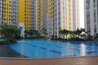 Kolam Renang Comfortable 2BR Springlake Summarecon Apartment