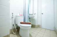 Toilet Kamar Modern And Comfy 3BR Bassura City Apartment