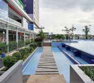 สระว่ายน้ำ 6 Well Designed 2BR Green Pramuka Apartment