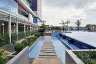 สระว่ายน้ำ Well Designed 2BR Green Pramuka Apartment