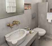 Toilet Kamar 6 Thalassitra Private Pool Suites & Spa