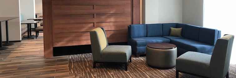 Lobby Comfort Inn & Suites Pittsburgh-Northshore