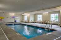 Swimming Pool Cobblestone Hotel and Suites Torrington