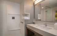 Toilet Kamar 6 Courtyard by Marriott Indianapolis West - Speedway