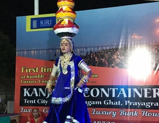 Luar Bangunan 2 Kanj Kiri Container Tent City Kumbh