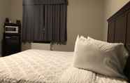 Bedroom 2 Travelodge by Wyndham London Ontario