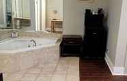 In-room Bathroom 3 Travelodge by Wyndham London Ontario