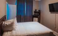 Bedroom 7 Travelodge by Wyndham London Ontario