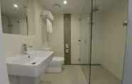 In-room Bathroom 6 Cassowary Hotel