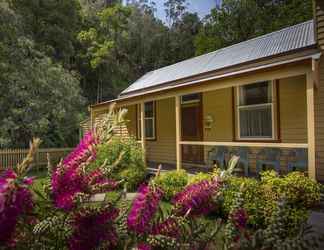 Exterior 2 Creek Cottage