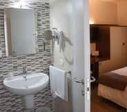 In-room Bathroom 6 Donna Matilde