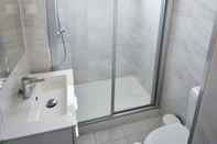 Toilet Kamar JR Studios & Suites