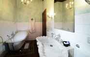 In-room Bathroom 5 Villa Scuderi