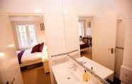 In-room Bathroom 4 Abbey Court