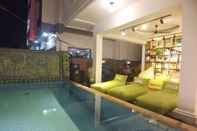 สระว่ายน้ำ Cozycloud Backpackers Hostel