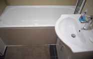 In-room Bathroom 7 Cosy 1 Bed Flat In Homerton By Victoria Park