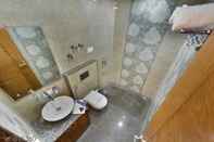 In-room Bathroom Hotel The Montreal Srinagar
