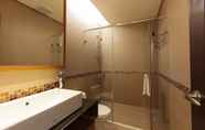 In-room Bathroom 6 Footprint Inn
