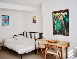 Kamar Tidur 2 Trendy Studio Flat in Kemptown Village