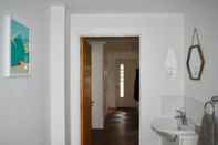 In-room Bathroom Stylish and Super-central 2 Bedroom Modern Apartment