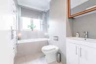 In-room Bathroom Modern 3 Bedroom Apartment in Brixton