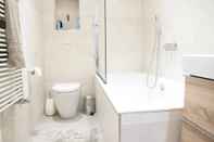 Toilet Kamar Fantastic2 Bedroom Apartment in Central London