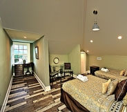 Bedroom 6 Downtown Savannah Oasis 4 BR 3 BA