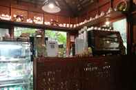 Bar, Kafe dan Lounge Baan Suphanbhum - Teddu Inn Maekampong