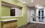 Lobi 7 WoodSpring Suites Merrillville