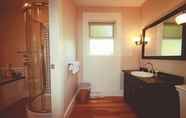 In-room Bathroom 7 Spinnakers Brewpub & Guesthouses
