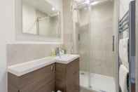 In-room Bathroom Silver Lining Apartment near Holyrood