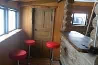 Bar, Cafe and Lounge Lake Stella Mountain Retreat