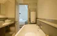 Phòng tắm bên trong 5 Minster Mill Hotel & Spa