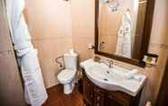 Toilet Kamar 7 Villas in Katarino SPA Complex