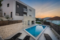 Kolam Renang Villa Salt - 10 people, heated pool, Trogir, near beach & Split airport