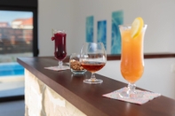 Bar, Kafe, dan Lounge Villa Salt - 10 people, heated pool, Trogir, near beach & Split airport