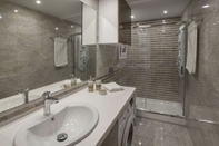 In-room Bathroom Spacious & Convenient Place near Acropolis Museum by GHH