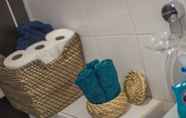 Toilet Kamar 3 One Bedroom Apartment by Klass Living Serviced Accommodation Hamilton - West Apartment With WiFi and Parking