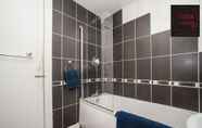 In-room Bathroom 6 One Bedroom Apartment by Klass Living Serviced Accommodation Hamilton - West Apartment With WiFi and Parking