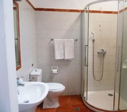 Toilet Kamar 5 Milia Bay Hotel Apartments