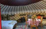 Kamar Tidur 2 Yurt Luxury & Bathouse