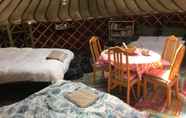 Kamar Tidur 7 Yurt Luxury & Bathouse