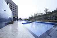 สระว่ายน้ำ Ramada Hotel & Suites by Wyndham Gangwon Pyeongchang