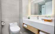 In-room Bathroom 3 Ramada Encore Wyndham Linyi