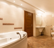 In-room Bathroom 7 Luxury Apartment Matkovic