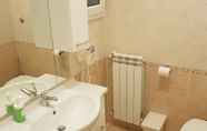 Toilet Kamar 4 Dodo Holiday in Rome