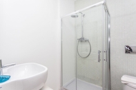 Toilet Kamar LxWay Apartments Boavista