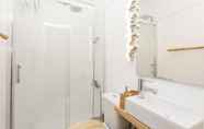 Toilet Kamar 7 LxWay Apartments Alfama Gold