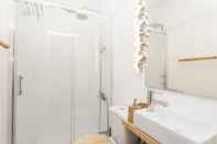 In-room Bathroom LxWay Apartments Alfama Gold